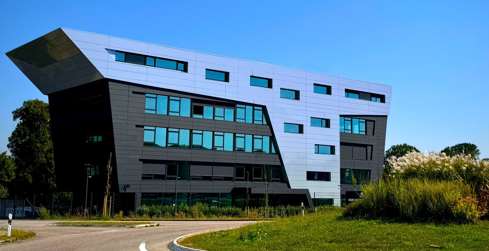 T1 Office Gebäude in Neuenstadt am Kocher bei Tageslicht vor blauem Himmel